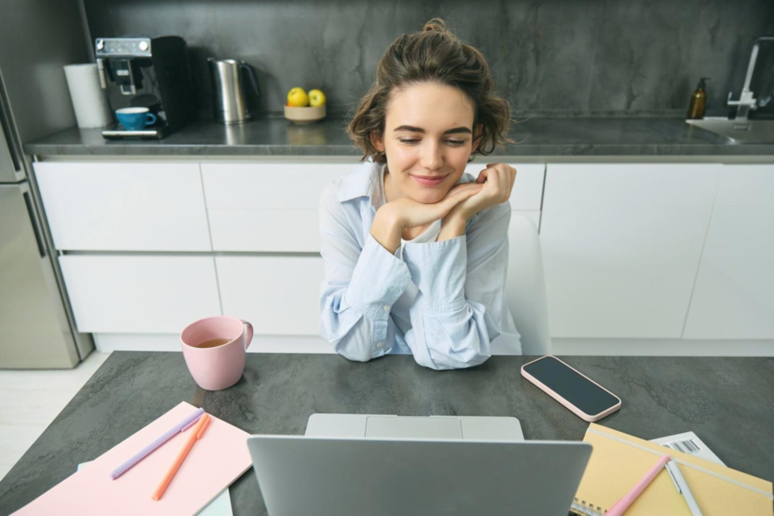 Animateur présentant un webinaire sur l'optimisation de contenu