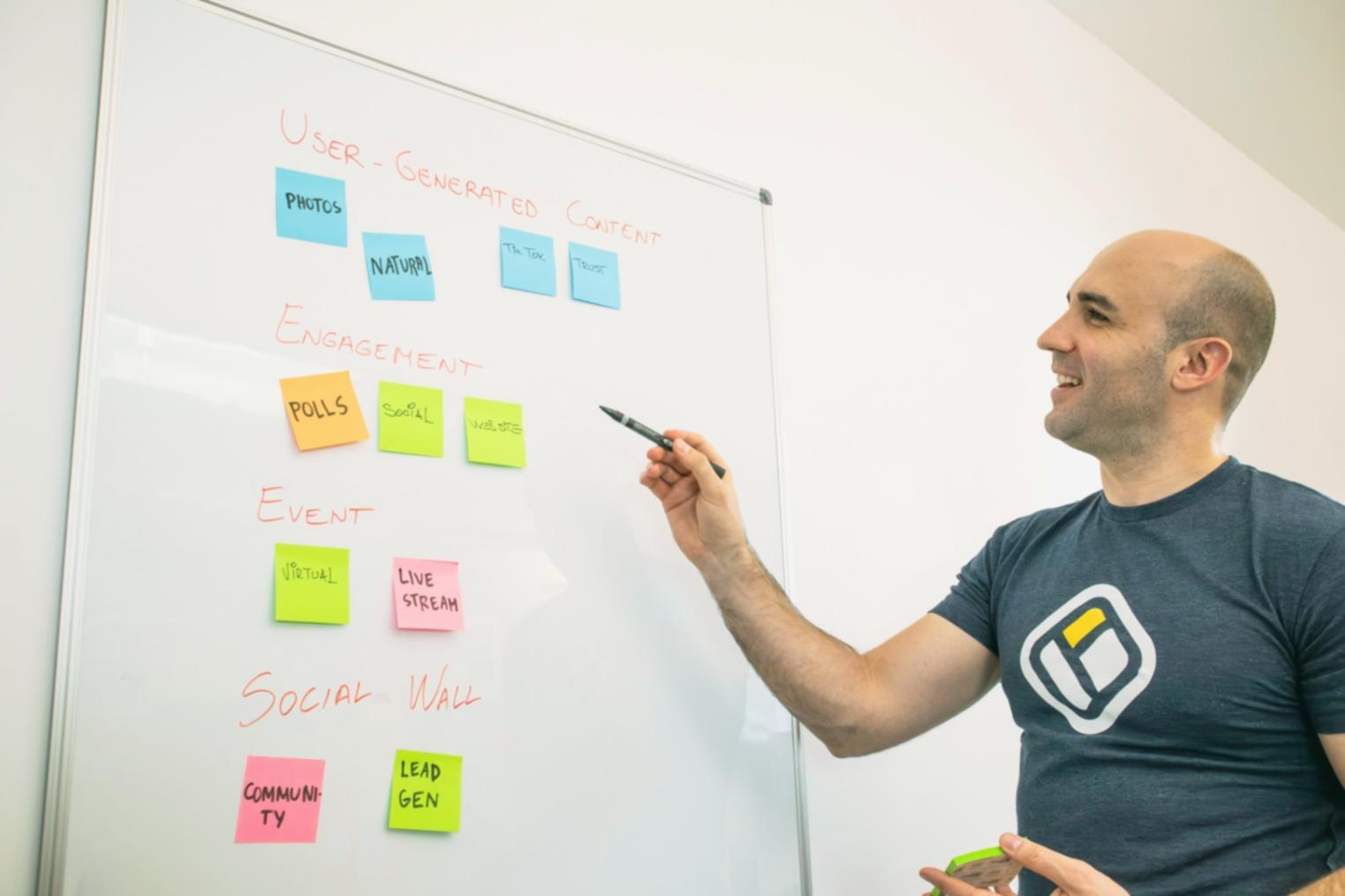 Équipe participant à un programme de formation en optimisation de contenu